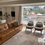 Apartamento100%  mobiliado, com 95m², 3 dormitórios sendo 1 suíte e 2 vagas no bairro Jardim Lindóia.&lt;BR&gt;&lt;BR&gt;Imóvel possui living para 2 ambientes decorado, com cortinas automatizadas, chu