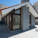 COBERTURA REFORMADA COM 244 m²&lt;BR&gt;Muito ensolarada (sol da manhã e parte da tarde). 4 vagas de garagem simples.   &lt;BR&gt;No pavimento superior, área social com lareira e churrasqueira, lavabo