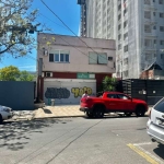 Vende apartamento de 02 dormitórios, sala, cozinha, banheiro e área fechada.&lt;BR&gt;01 lance de escada, bairro com toda infra estrutura, comércios, supermercados, farmácias e Shopping. 300 m da Shop