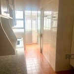 Excelente apartamento terreo, living para 2 ambientes e com split, 2 dormitórios amplos com ventilador de teto, cozinha com armarios, banheiro com box de vidro e reformado, area de serviço, banheiro a