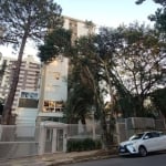 Excelente 2 dormitórios, sendo uma suíte, apartamento seminovo, cozinha americana, churrasqueira, geladeira, aquecedor à gás, banheiro social. Armários embutidos nos dois banheiros. Roupeiro na suíte 