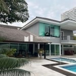 Casa de Luxo na Barra da Tijuca: 6 Quartos, 4 Suítes, 3 Salas, 912m²; piscina sauna, área gourmet - Condomínio Exclusivo com Infraestrutura Completa!