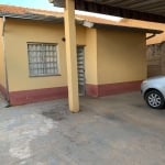 Casa 90m2, 3 Dormitórios, 1 Banheiro, Cozinha, 2 Vagas Cobertas, Casa nos Fundos com 1 Dormitório, Sala e Banheiro, Ótima Localização