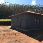 Sítio  92.000 m2 (3,8 Alqueires) proporciona um amplo espaço para explorar e desfrutar de todo o encanto da vida no campo.  Riquíssimo em água, 2 nasc