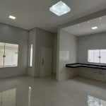 Casa Nova 121m2, 3 Dormitórios, 1 Suíte, Cozinha Americana, Acabamento em Porcelanato, 2 Vagas Cobertas, Quintal, Jardim, Ótima Localização