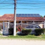 'Casa linear, auto sustentável com piscina e casa independente nos fundos.'