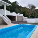 Casa de alto padrão na Ponta de Baixo, em São José, 600 m² de área. 5 dormitório