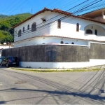 Linda casa colonial em local arborizado e próximo de tudo!