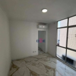 Apartamento na quadra da praia, no Boqueirão paralela à Conselheiro Nébias. 1 dorms, sala, cozinha  e banheiro andar alto, impecável 100% reformado