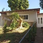 Linda Casa Totalmente Reformada, em um Bairro charmoso e tranquilo muito arborizado pra quem quer viver em meio a natureza e sofisticação.