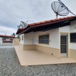 Casa térrea a uma quadra da praia