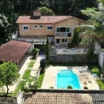 Casa com 1600 m² em ambiente junto à natureza, 3 suites, piscina, vagas de garagem Canto do Forte PG