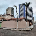 Casa com 2 dormitórios, sala com sanca, cozinha, banheiro, área de serviço, garagem.