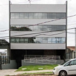 Conjunto comercial para locação no bairro Tristeza, com aproximadamente 32m² de área privativa, piso porcelanato, box e banheiro montados. Prédio inteligente e moderno com toda a infraestrutura necess