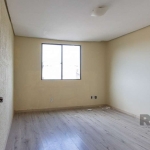 Sala com aproximadamente 25m² privativos, de lateral, localizada no terceiro pavimento e com banheiros masculino/feminino de uso comum.&lt;BR&gt;&lt;BR&gt;Edifício localizado na Av. Teresópolis, próxi