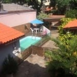 Maravilhosa casa de 4 dormitórios, sendo 1 suíte,  no bairro Nonoai, com 211 m² privativos, 03 banheiros, closet, living amplo com lareira, cozinha, lavanderia, mezanino. Ótimo pátio arborizado, amplo