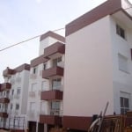 Vende, ótimo apartamento de frente, com 2 dormitórios sendo uma suíte, living estendido para dois ambientes, banheiro social, cozinha, área de serviço, churrasqueira e duas vagas de garagem cobertas. 