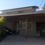 Casa com 02 dormitórios, banheiro, sala e cozinha. &lt;BR&gt;Tendo nos fundos do imóvel quiosque fechado com 01 banheiro, 01 dormitório e sala ampla. Na parte de cima do quiosque 02 dormitórios, 01 ba