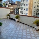 Cobertura de frente, com três dormitórios, e uma suíte com closet, living em dois ambientes, com lavanderia, cozinha com área de serviço separada, e banheiro social, com terraço com piscina e área abe