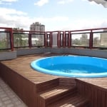 Ótima cobertura no Moinhos de Vento, com de 83m², mobiliada, geladeira, cooktop, móveis novos, possui terraço com piscina, possibilidade de colocar churrasqueira. Localizada a poucos metros da Socieda