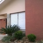 Excelente para investidores!!!  Casa com inqulino, 3  dormitórios com 2  vagas de garagem no  Lindóia próximo ao Shopping Lindóia,  Strip Center .  São 187 m² de área privativa,  living para 2 ambient