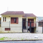 No bairro Teresópolis, belíssima residência com 02 pavimentos e entradas independentes. Possui 02 dormitórios, sendo uma suite na parte superior, living para 02 ambientes, 03 banheiros e garagem para 