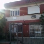 Sobrado residencial e ou comercial em local nobre do bairro junto av. Praia de belas e hospital mãe de deus.  Com 5 amplos dormitórios e amplas pecas , patio com churrasqueira e estacionamento para 6 