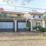 Casa em alvenaria com 5 dormitórios, sendo 2 suítes, 4 livings internos 2 com lareira, uma área interna com churrasqueira, sala de tv, 2 cozinhas, jardim de inverno, dependência com 2 dormitórios de e