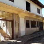 Excelente casa na camaqua próximo ao zaffari, são 5 casas , todas independentes, sendo que 3 estão alugadas, ( excelente para investidor). Pátio medindo 14,4 x 33 amplo e gramado. Possibilidade para c