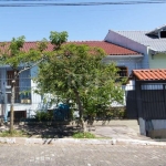 Casa com 211m², possui  3 dormitórios, sala de janta, sala de estar, 3 banheiros, cozinha, Lavanderia , área com churrasqueira e lavabo. Todas as peças são amplas e impecável sem necessidade de qualqu