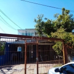 casa à venda localizada na Estrada Cristiano Kraemer, no bairro Vila Nova, em Porto Alegre. Com uma ampla área privativa de 300 m² e área total de 464 m², oferece conforto e espaço para sua família. A