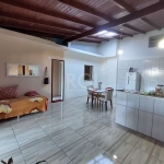 Casa com 2 dormitórios, banheiro social, cozinha e sala integradas, e lavanderia  no primeiro pavimento.  Área com churrasqueira&lt;BR&gt;2º pavimento  uma peça e banheiro que pode ser uma sala ou um 