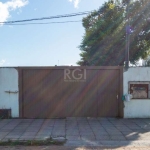 Espaçosa casa com 6 dormitórios, sendo 3 suítes, 3 banheiros sociais, 3 salas e 2 vagas. Localizada em terreno de 600m², com área privativa de 240m². Topografia em declive, frente a fundos. Ótima loca