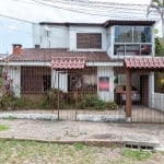 Casa em alvenaria, com 2 andares independentes, sendo que no andar térreo 3 quartos sendo 1 suite, sala ,ante sala e cozinha.  Andar superior 3 quartos sendo 1 suite e cozinha, sacada e jardim de inve