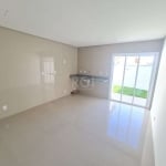 Excelente casa  com três  dormitórios, living amplo com lavabo,  cozinha estendida, área com churrasqueira, no segundo pavimento  temos  um dormitório com sacada  em vidro,  todas as aberturas  são em