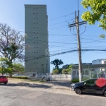 Apartamento no bairro Glória em Porto Alegre. Semi mobiliado, móveis planejados, andar alto com vista livre, ótimo iluminação natural. Possui 2 dormitórios, banheiro social, living para dois ambientes