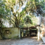 Casa em Belém Novo, com uma vista espetacular.&lt;BR&gt;terreno medindo uma área total de  de quase 2.000m²&lt;BR&gt;Casa de artista plástico, construção diferenciada.&lt;BR&gt;Além da casa, o imóvel 