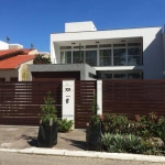 Casa em condomínio, 3 dormitórios, 2 suítes, 4 vagas de garagem no bairro Hípica, Porto Alegre/RS   &lt;BR&gt;     &lt;BR&gt;Esta deslumbrante casa oferece luxo e conforto, com uma espaçosa sala de es