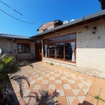 Casa com 3 quartos, suíte,  churrasqueira, 3 vagas de garagem, no bairro Guarujá, Porto Alegre/RS   &lt;BR&gt;  &lt;BR&gt;Nesta casa de três pavimentos, o primeiro pavimento abriga um pavilhão comerci