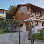 Casa no Bairro Vila Nova, com  fácil acesso a Av. Prof. Oscar Pereira e Estrada João Passuelo, a 10 minutos de toda infraestrutura do Bairro Cavalhada, como Zaffari, escolas, farmácias e comércio loca