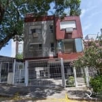 Apartamento de 90 m² privativos, 2 dormitórios, sendo uma ampla suíte, amplo living, muito espaçoso, sacada fechada com churrasqueira e uma vista tranquila e arborizada. 2 vagas de garagem coberta, es