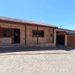 Linda casa no bairro Vila Nova, com 3 dormitórios, sendo 1 na parte superior com terraço amplo living, cozinha com moveis sob medida. Garagem coberta para um carro.&lt;BR&gt;tambem conta um pavilhão p