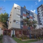 Cobertura com 3 amplos dormitórios, no bairro Tristeza, em Porto  Alegre/RS. Living 3 ambientes com sacada integrada, cozinha e área de serviço separada, dois banhos sociais. Andar superior com duas s