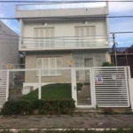 Sobrado com 4 dormitórios, sendo 1 suite no bairro Medianeira , próximo ao Olimpico e rótula do papa. Living para 2 ambientes, 3 salas amplas e lavabo. Nos fundos salão de festas com churrasqueira. 3 