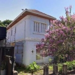 Casa com 4 dormitórios no bairro Menino Deus, sala de estar para 4 ambientes, 2 banheiros sociais, copa, cozinha e despensa ampla. Em dois pavimentos. Possuí uma edícula nos fundos com 3 vagas de gara