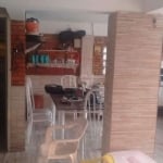 Casa com 5 Dormitórios, sendo um com Closet e Sacada, Duas Salas uma com Lareira, Cozinha, 2 Banheiros.  Garagem coberta, Fundos  -  Piscina e Área Gourmet e Churrasqueira.,