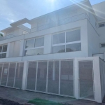 Casa em condomínio de alto padrão no bairro Jardim Isabel com apenas 7 unidades. 211m² privativos, 3 suítes sendo 1 master com espaço closet e sacada. Todas das janelas com persianas e aberturas grand