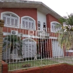 Vende-se casa com 4 dormitórios, suíte, closet, living amplo para 2 ambientes, com lareira, hall de entrada, lavabo, sala de jantar com lareira, copa e cozinha, dependência de empregada, banheiro auxi