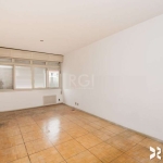 Vende-se excelente apartamento  de 3 dormitórios, sendo 1 suíte, amplo living em 2 ambientes, banho social, copa e cozinha, área de serviço independente e 1 vaga de garagem coberta e escriturada. Préd