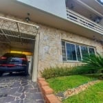 Excelente casa residencial no bairro Cavalhada!&lt;BR&gt;Terreno 10x30 - área total 300m² - área privativa 250,00m²&lt;BR&gt;Garagem para 03 carros (01 coberto e 02 descobertos)&lt;BR&gt;Primeiro pavi